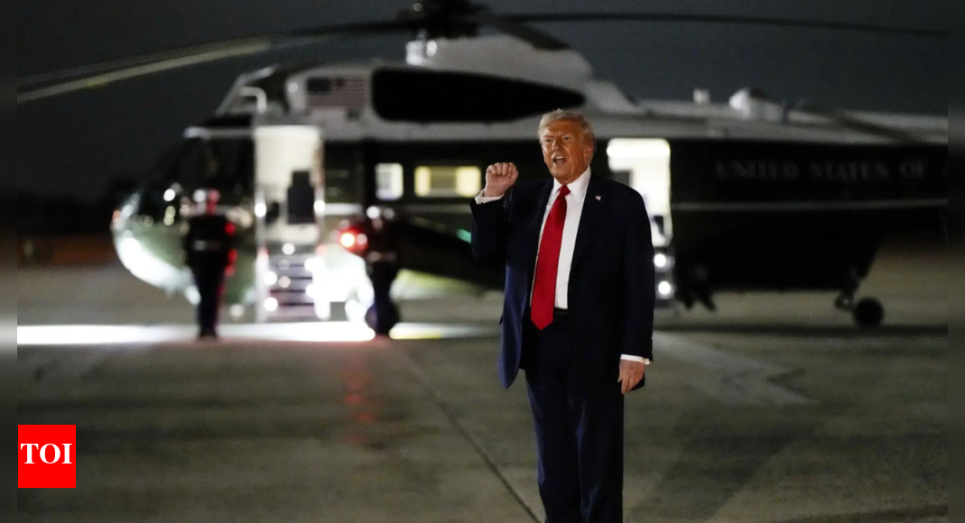 <div>'Risk of an airborne collision': Man charged for pointing laser at Marine One with Donald Trump; detained</div>