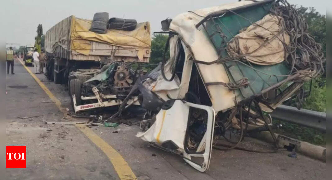 Three killed in road accident on Agra-Lucknow Expressway
