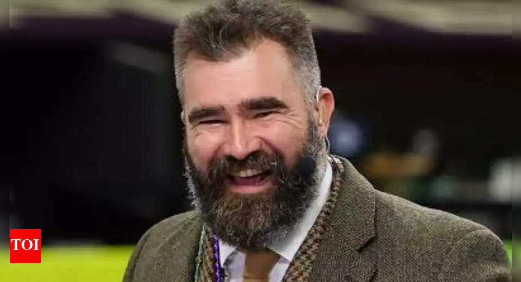 Jason Kelce steals the spotlight playing saxophone for Ravens pregame show