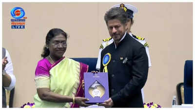 నేషనల్ ఫిల్మ్ అవార్డ్స్ 2025: షారుఖ్ ఖాన్ విల్లు తీసుకుంటాడు, 'జవన్' - వాచ్ కోసం ప్రముఖ పాత్రలో ఉత్తమ నటుడిని అందుకున్నందున ముద్దులు వేస్తాడు