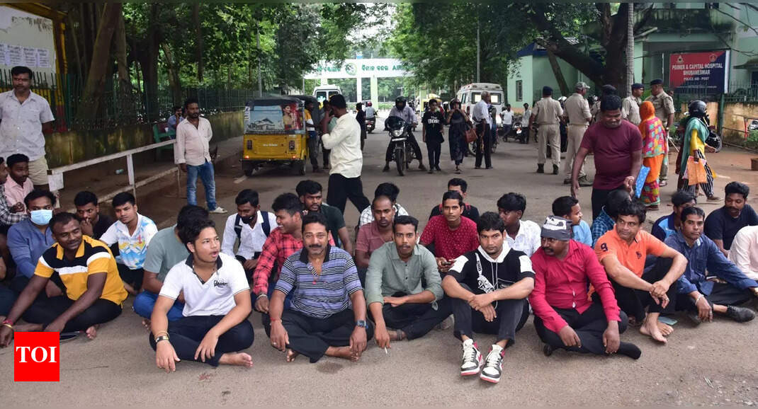 Private security guards protest at Capital Hospital demanding arrest of attackers