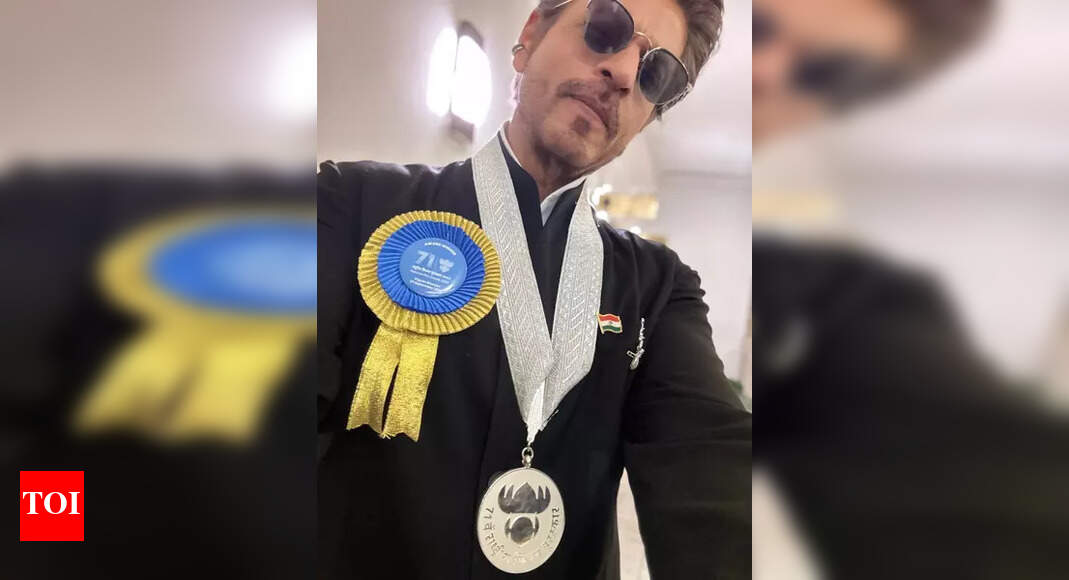 <div>Aryan-Suhana congratulate SRK: 'This Silver is Gold...'</div>