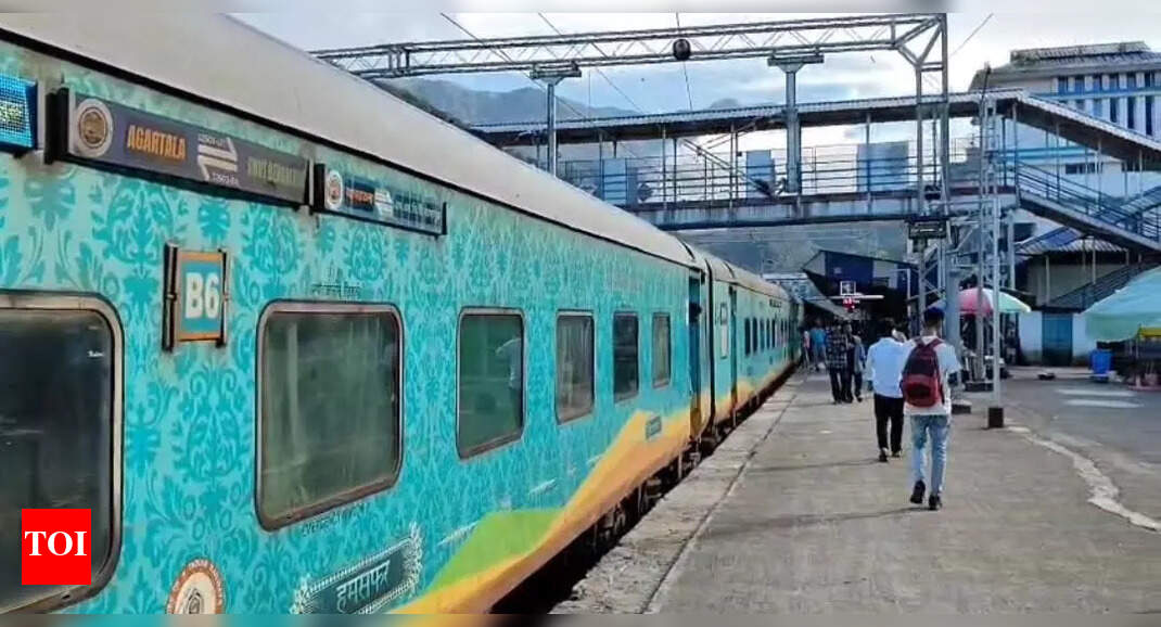 Smoke scare sparks panic on Humsafar Express