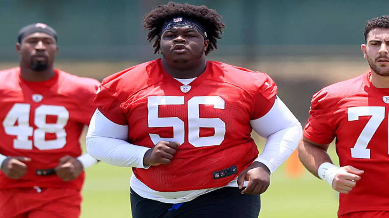 プレストーマン Tampa Bay adds 400+ pound 'Tush Push Terminator' Desmond Watson