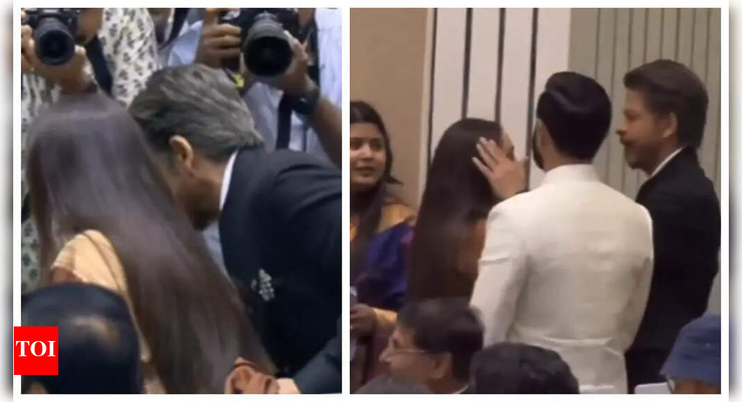 <div>SRK holds Rani's pallu, fixes her hair at National Awards - WATCH</div>