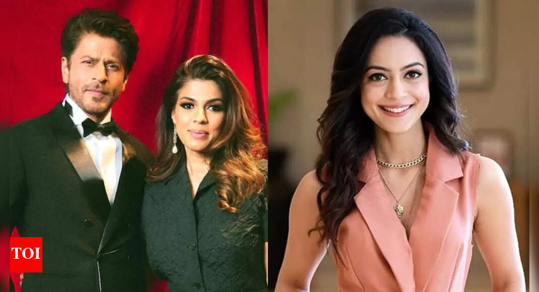 <div>Anya carifies rumours of being SRK's manager's daughter</div>