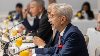 विदेश मंत्री जयशंकर ने व्यापार बाधाओं, टूटे हुए वादों के साथ पश्चिम के पाखंड को उजागर किया