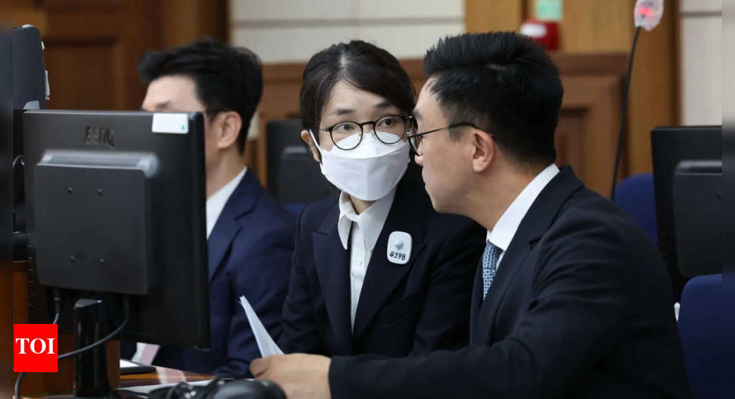 <div>S. Korea's ex-first lady goes on trial in corruption case</div>