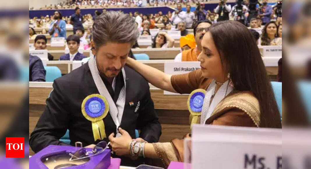 71st National Film Awards: Shah Rukh Khan and Rani Mukerji share a heartwarming moment, Helps SRK wear National Award