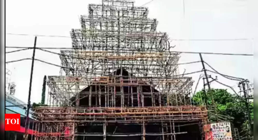 Dak Bungalow Durga Puja pandal showcases Brihadeeswarar Temple and traditional rituals