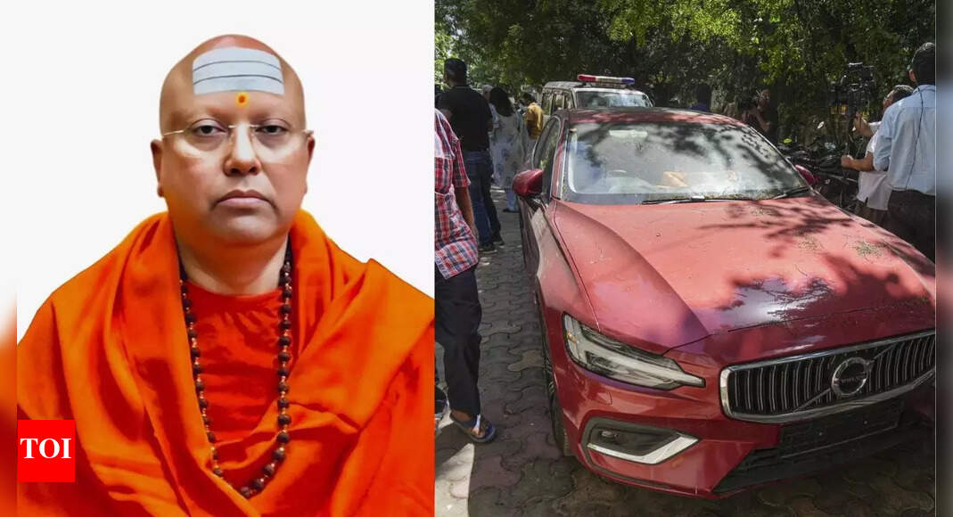 'Come to my room, I'll take you on foreign trips': Delhi institute director's Swami Chaitanyanand sleazy WhatsApp chats to students