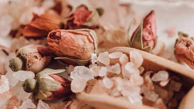 மெழுகுவர்த்திகள் இல்லாமல் இயற்கையாகவே உங்கள் வீட்டு வாசனையை உருவாக்க 7 எளிதான வழிகள்