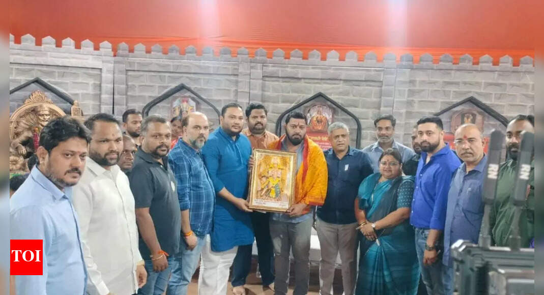 Congress offers saree to goddess Durga in protest against BJP leader's act