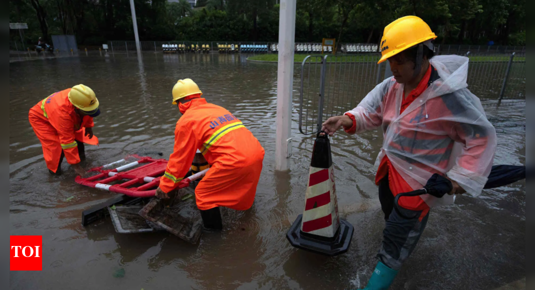 <div>Weakened storm Ragasa pushes across China's south coast after flooding</div>