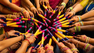 முழங்கால் மற்றும் கணுக்கால் வலியைத் தவிர்க்கவும்: பாதுகாப்பான கர்பா நடனமாடுவதற்கான 6 எலும்பியல் ஆதரவு உதவிக்குறிப்புகள் இந்த நவரத்ரி