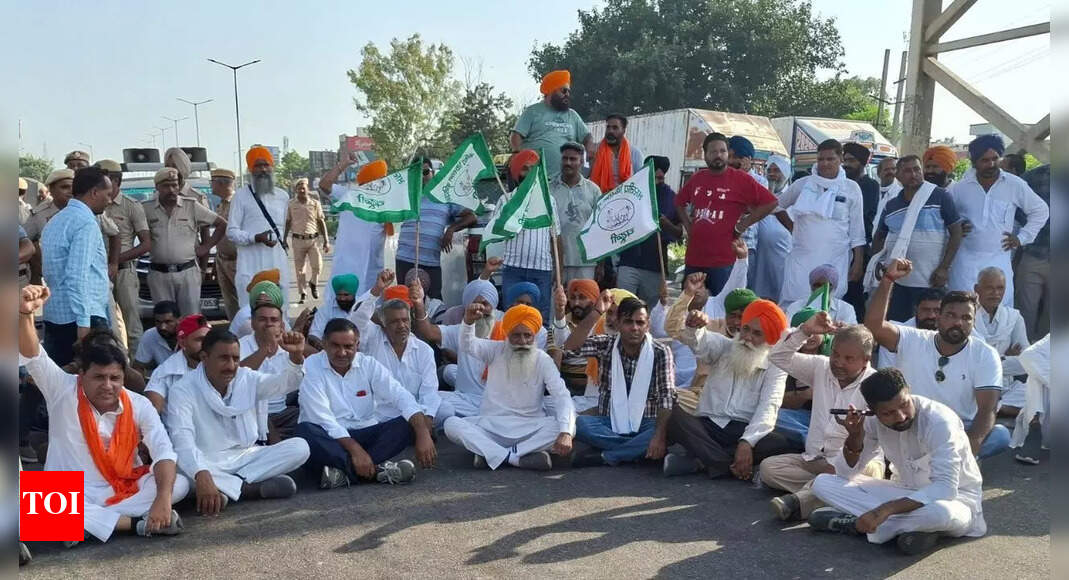Farmers block highway for 2 hours over issue of paddy procurement, lift after government assured of talks