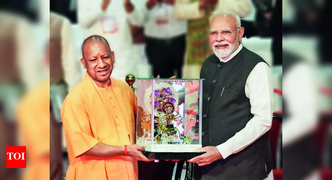 <div>PM Modi to officials: Don't wait for me, fix project delays</div>