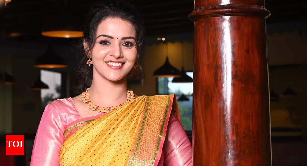 NAVRATRI, DAY 5: YELLOW - Rock your yellow sari in style this festive season