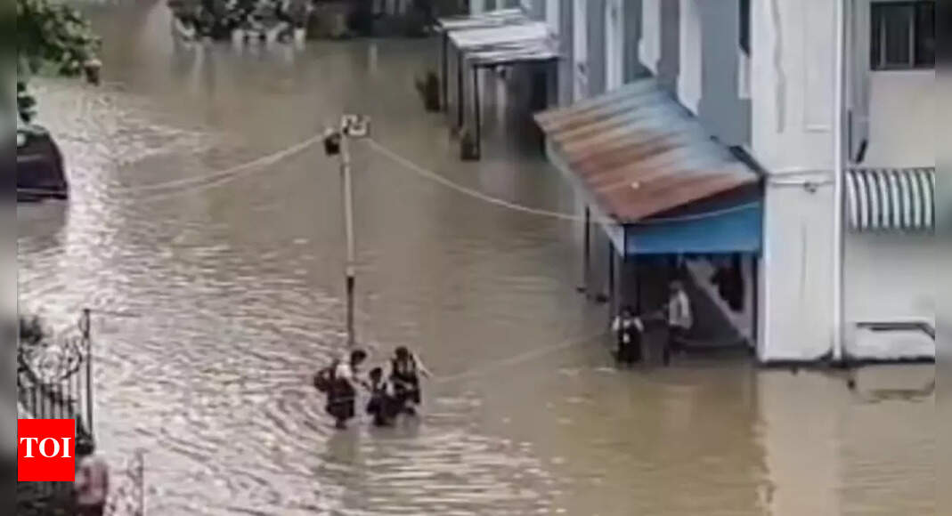 Sikh volunteers, Lalbaugcha Raja mandal aid flood victims in Maharashtra, Punjab