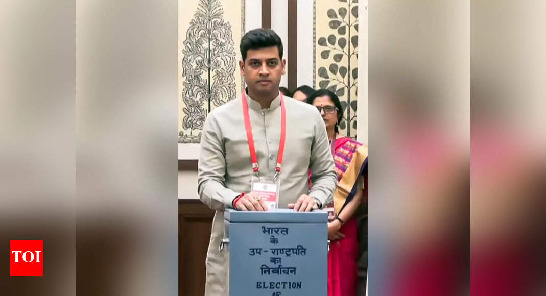 <div>'Not for Maharashtra': Shrikant Shinde slams MNS, UBT alliance; says tie-up is 'family politics'</div>