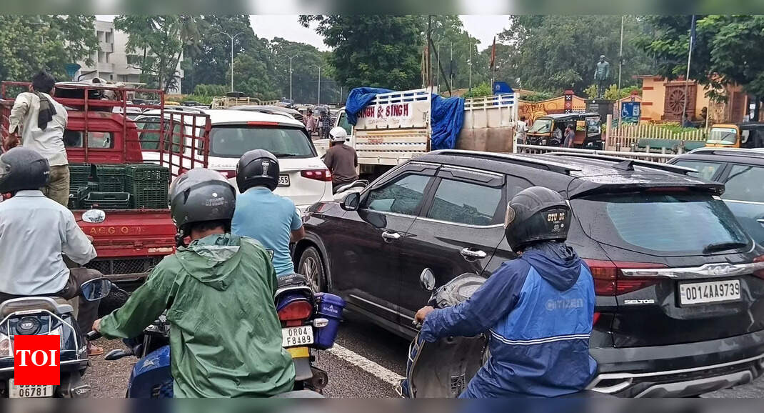 Severe rainfall disrupts Durga Puja preparations and traffic in Bhubaneswar and Cuttack
