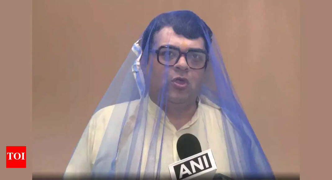 Delhi: AAP leader dons mosquito net to sting BJP on dengue cases - watch