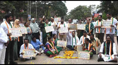 Cong protests against pothole-ridden road, BJP turns the tables