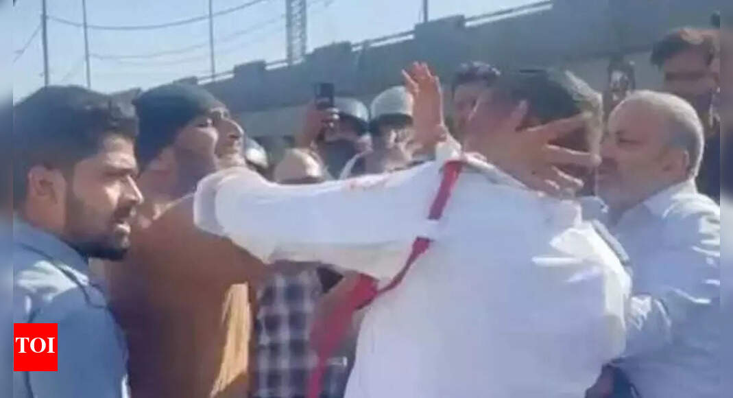 'Slapped, uniform torn': Delhi traffic cop assaulted by group for stopping helmetless duo