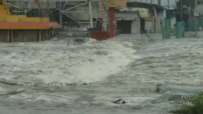  Himayat Sagar gates opened aft  dense  rains; Musi River overflows, streets submerged