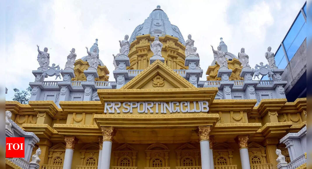 <div>'Hurt religious sentiments': Image of Jesus Christ replaced by Lord Krishna in Durga puja pandal; move comes after VHP protest</div>