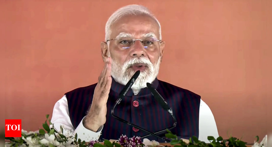 <div>'Left no chance to loot people': PM Modi attacks Congress in Odisha; urges people to 'beware'</div>