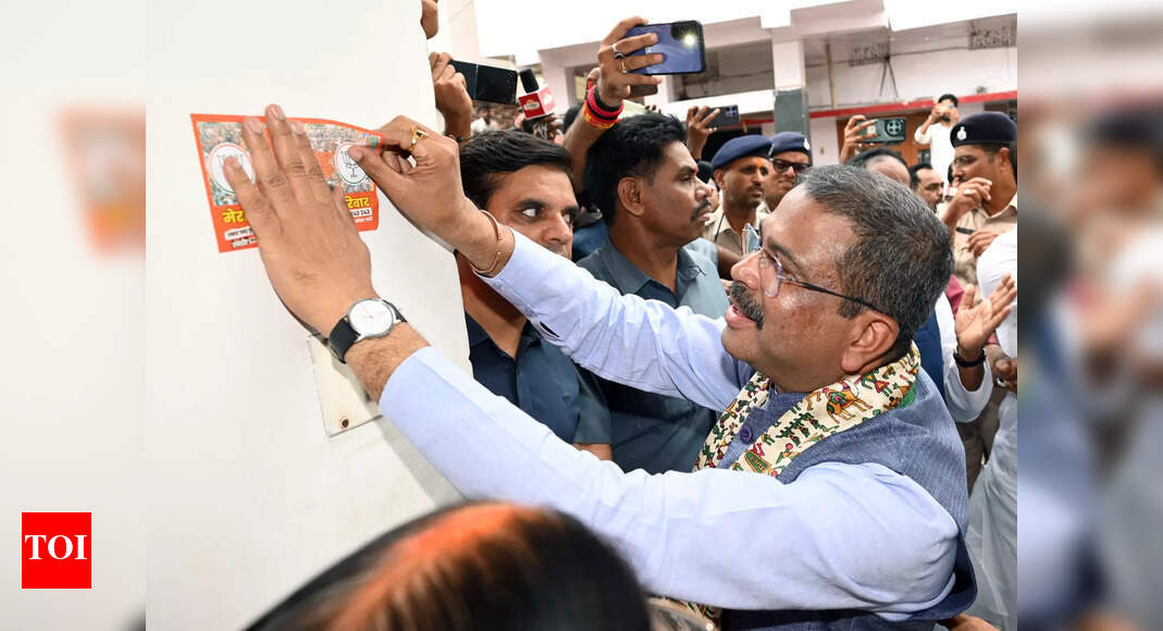 Pradhan launches door-to-door NDA campaign in Patna, predicts victory in elections
