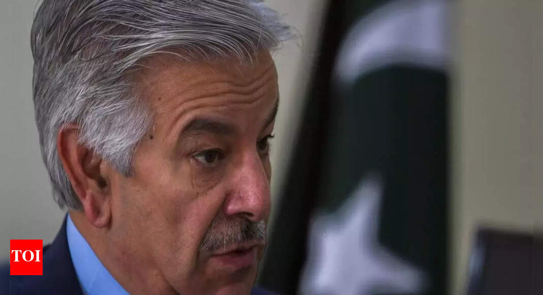 <div>Defence min says a 'hybrid model' of army, govt runs Pak</div>