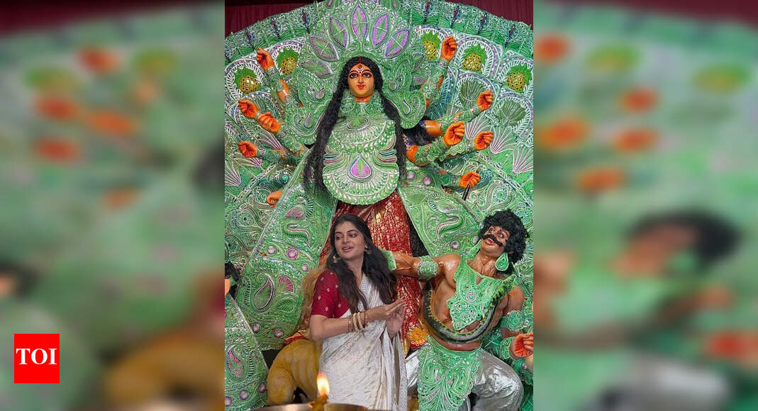 Madhumita Sarcar stuns in elegant Sasthi look