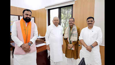 Pradhan meets Nitish, BJP forms poll campaign panel