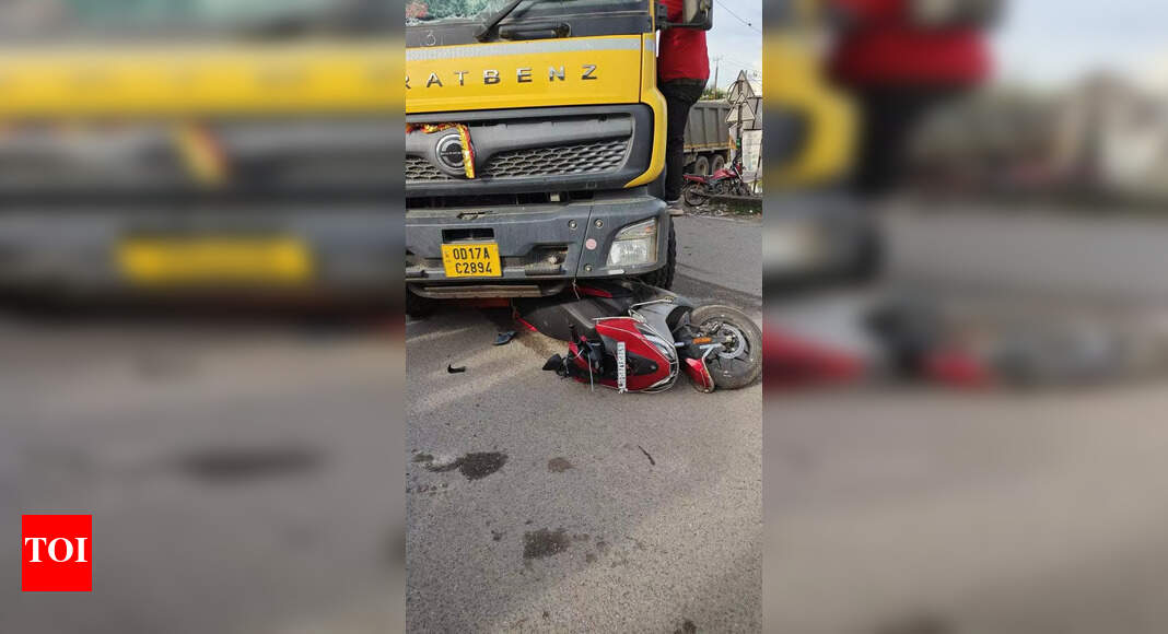 Couple killed, 2 kids injured in accident