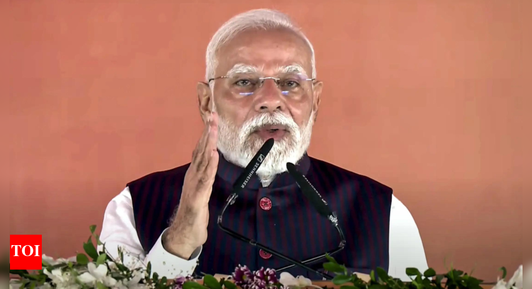 <div>Spirit of 'nation first' paramount for RSS volunteers, says PM Modi</div>