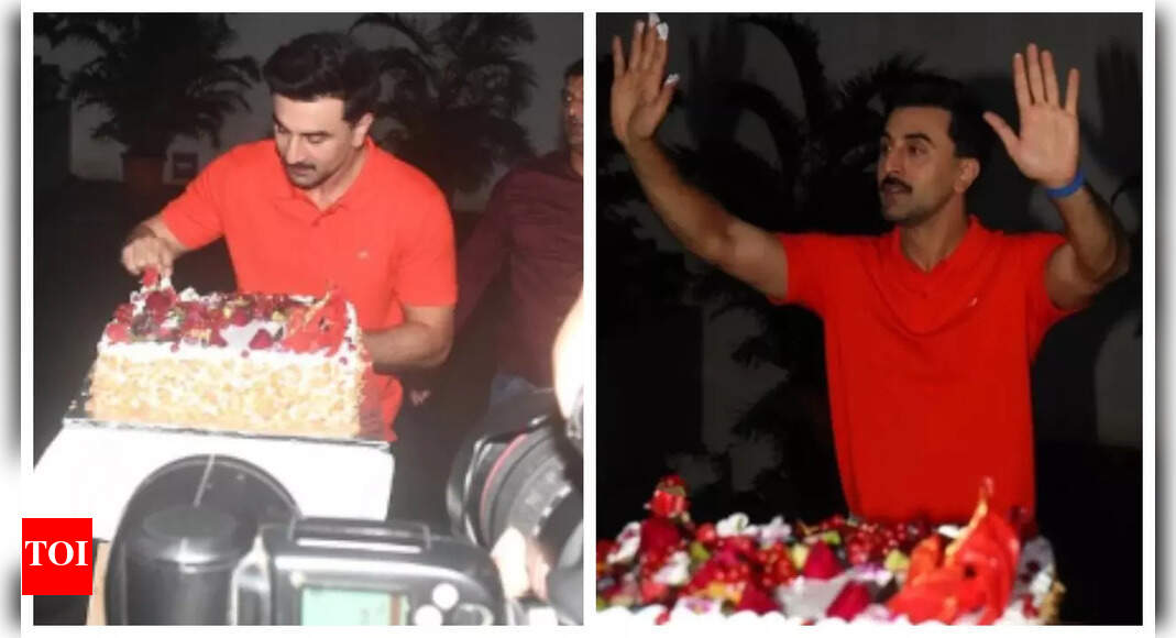 ‘Building wale allow nahi karte’: Ranbir Kapoor cuts cake with media, urges paparazzi not to enter his residential complex | – The Times of India