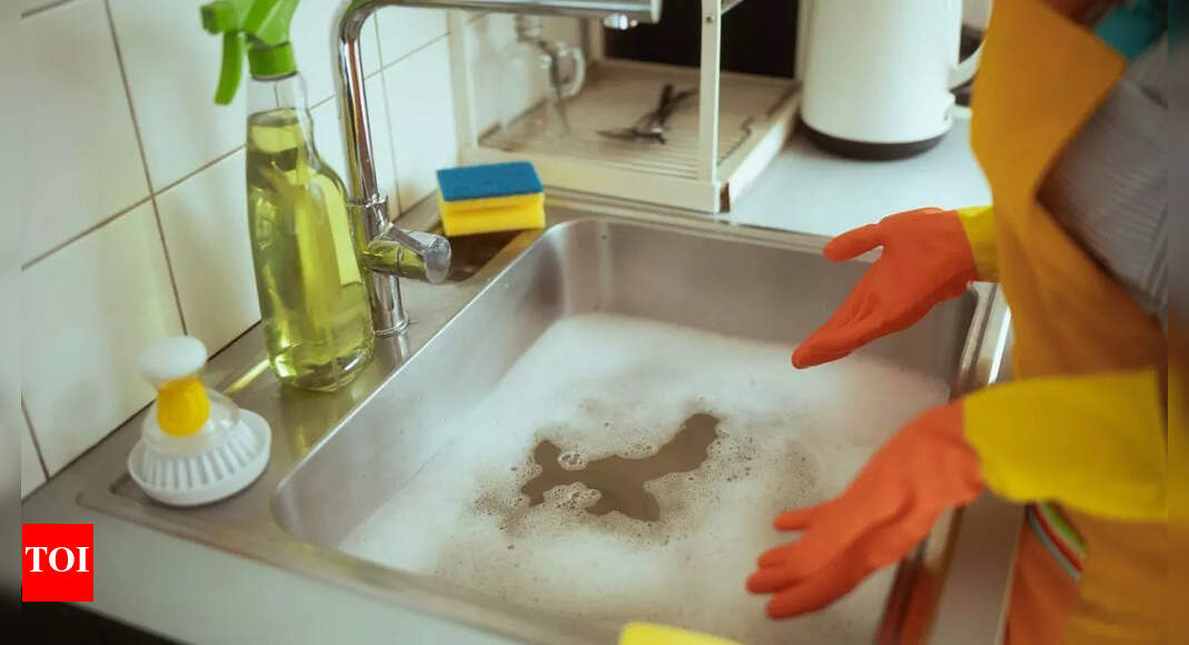 Clear a clogged sink with boiling water and salt at home easily