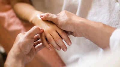 இயற்கையாகவே ஒற்றைத் தலைவலி வலியை மாற்றியமைத்தல்: தலைவலியைக் குறைப்பதற்கும் ஆற்றலை அதிகரிப்பதற்கும் மறைக்கப்பட்ட அக்குபிரஷர் புள்ளிகள் மற்றும் எளிய நுட்பங்கள்