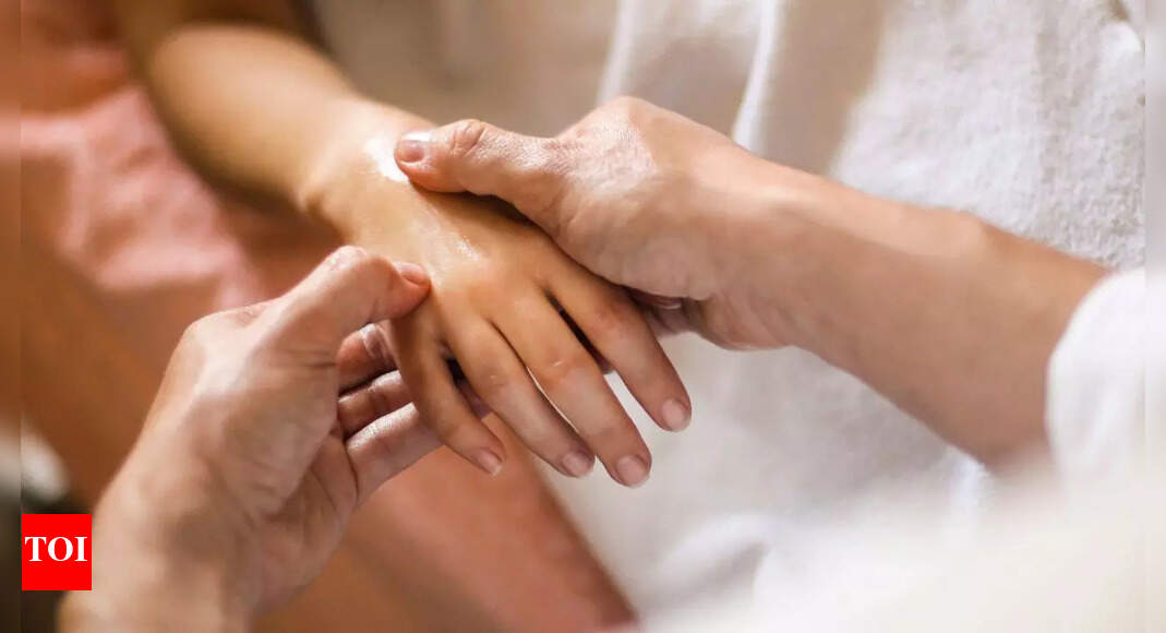 Reverse migraine pain naturally: Hidden acupressure points and simple techniques to reduce headaches and boost energy