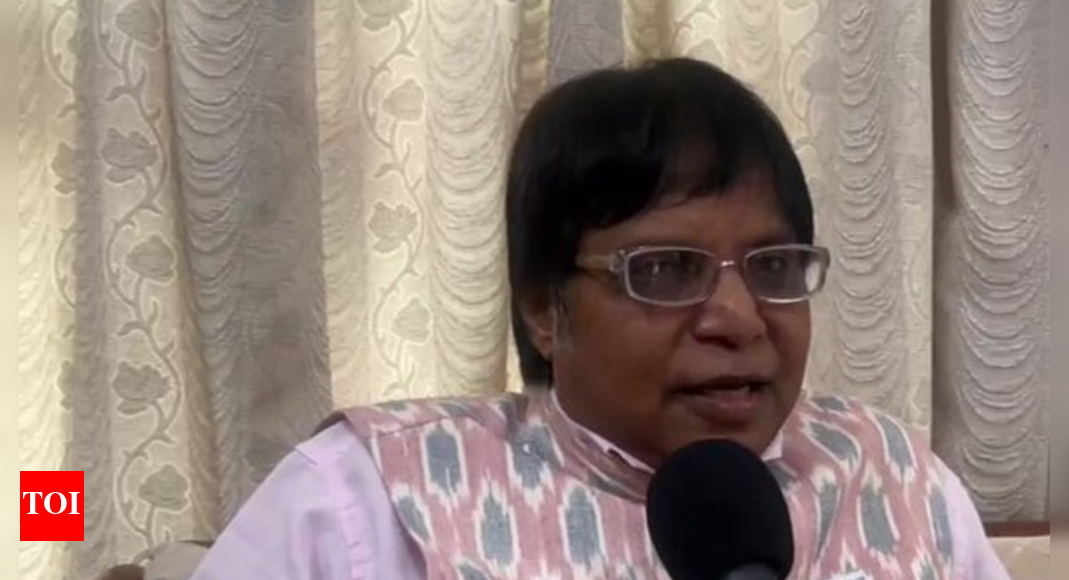 <div>'We do not leave ideology behind': CJI Gavai’s brother defends mother’s RSS invite, says 'personal and political relations are different'</div>
