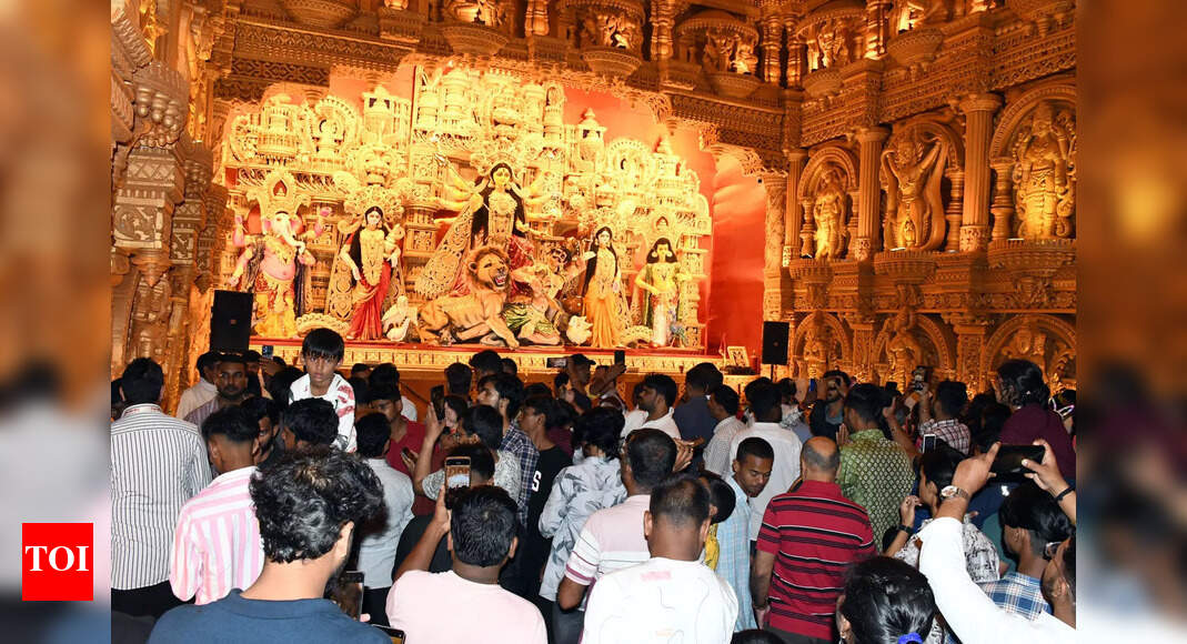 People throng Durga Puja pandals in Ranchi on Saptami