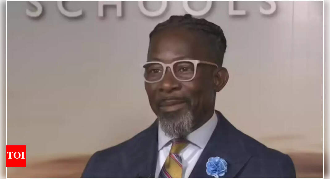 <div>'It's ridiculous': Des Moines schools superintendent arrested by ICE found registered as Democrat voter in Maryland; Republican slams</div>