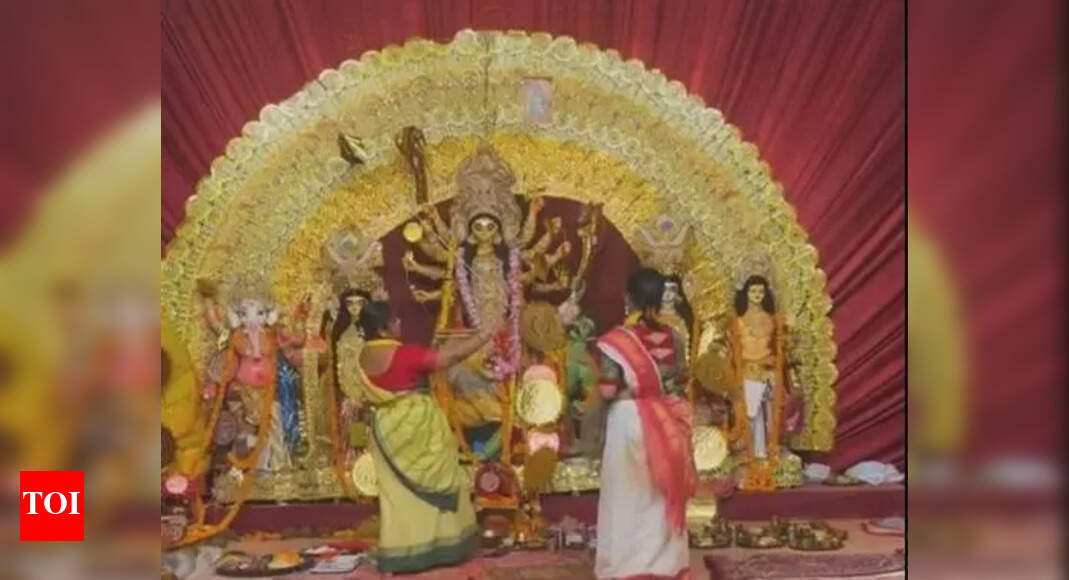 Dakkhinayan ushers in historic pujo with women priests