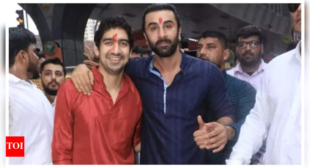 <div>Ranbir remembers Ayan Mukerji's late father Deb Mukherjee</div>