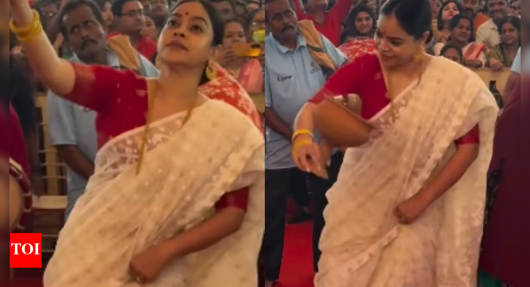 Sumona Chakravarti narrowly escapes accident while performing Dhunuchi dance at Sarbojanin Durga Puja