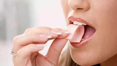 What happens if you swallow chewing gum, science debunks the seven-year myth