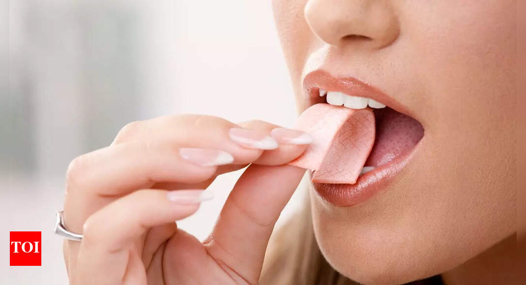 What happens if you swallow chewing gum, science debunks the seven-year myth