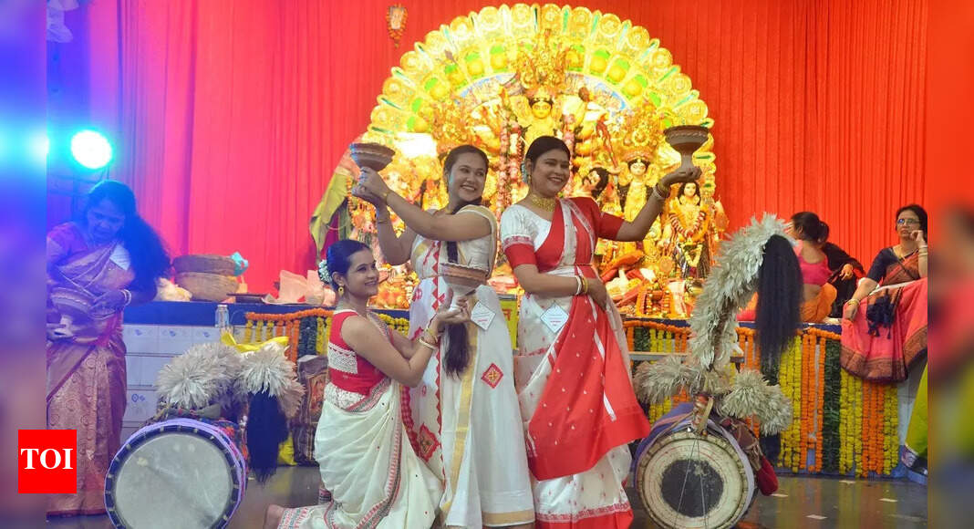 Nagpur’s pujo pandals come alive with dhunuchi naach